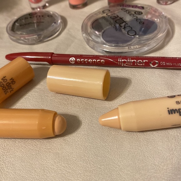 Bundle of 10 essence items(eyeshadow,lipgloss,lip liner,concealer,black mascara) - Picture 9 of 14
